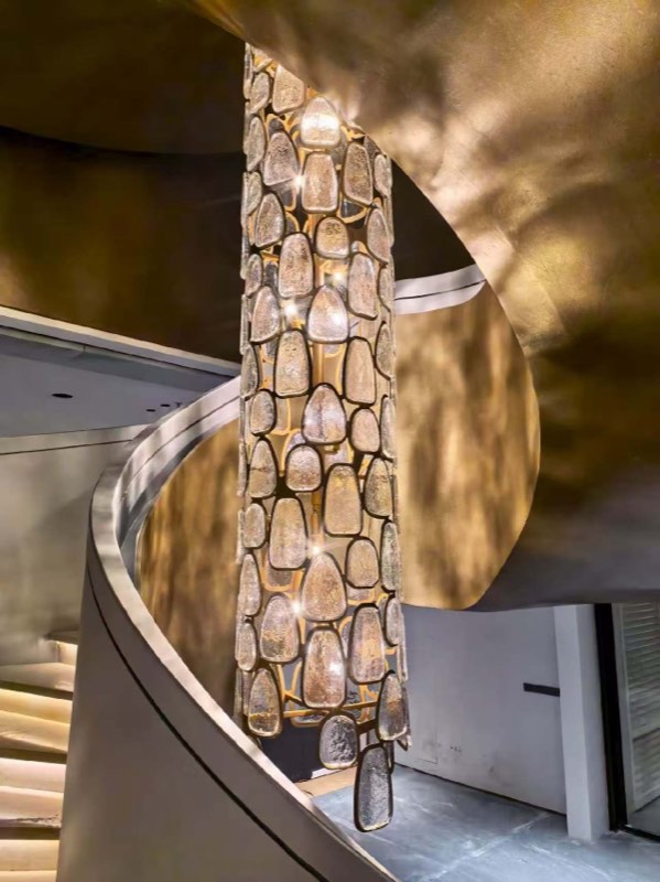 02-glass-column-chandelier-staircase
